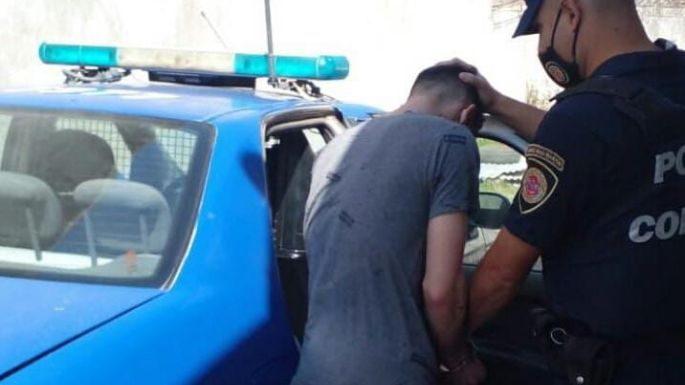 Evadió un control y chocó un móvil policial, lo detuvieron