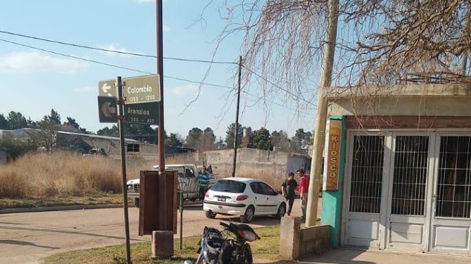 Una motociclista sufrió una fractura en una pierna al choca contra un auto