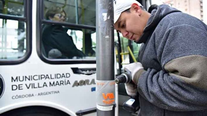 Reclaman por los carteles Braille en la calle