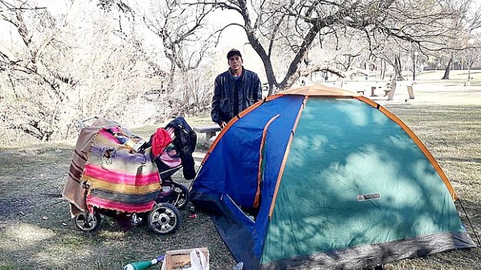 Familia en carpa busca un techo