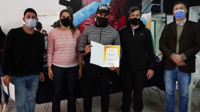 Entregaron guantes de boxeo y materiales de construcción