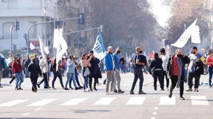 Organizaciones sociales marchan hacia Plaza de Mayo pidiendo "tierra, techo y trabajo"