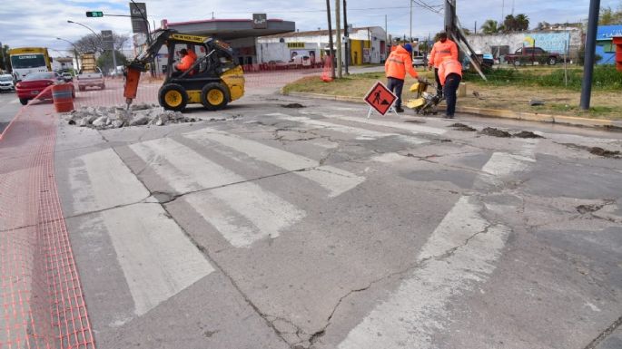 Avanzan las tareas de bacheo sobre bulevar Colón y calle Müller