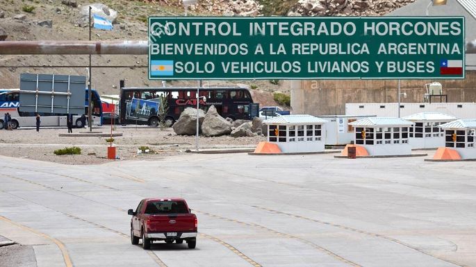El Gobierno analiza abrir las fronteras terrestres con Uruguay y Chile