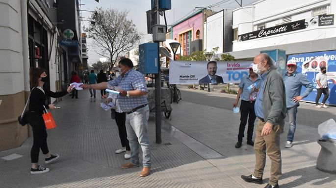 La militancia, volanteando en la Peatonal