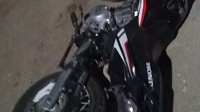 Fuerte choque entre un auto y una moto en La Playosa
