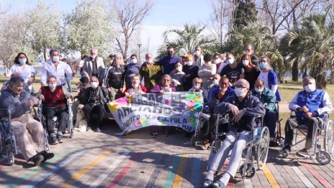 Más de 30 residentes del Hogar de Ancianos disfrutaron de un paseo por la ciudad