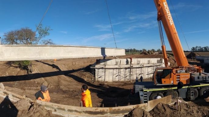 Instalaron las vigas del puente