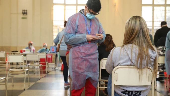 Desde el sábado se comenzará a vacunar a adolescentes de 17 años sin comorbilidades
