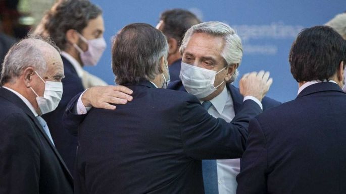 Gobernadores, funcionarios, CGT y empresarios salen a apoyar al presidente