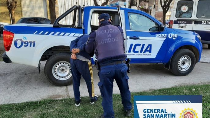 Un delincuente ingresó a su domicilio cuando sacaba el auto de la cochera