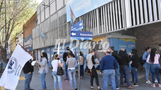 Realizan asamblea frente al Registro de la Propiedad