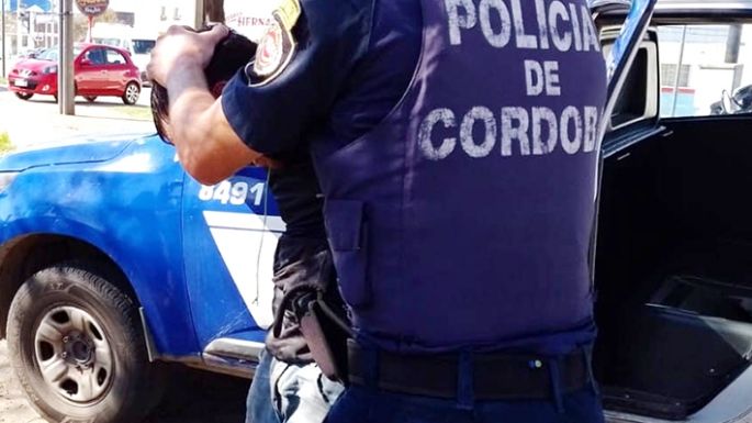 Intentaron irse del motel sin pagar y se resistieron al arresto con violencia