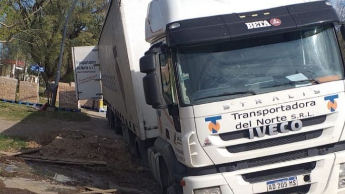 Descubrieron conexión clandestina de agua luego de que se atascara un camión en una zanja