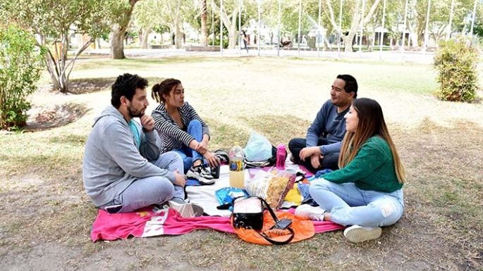 Sin tapabocas al aire libre y más aforos