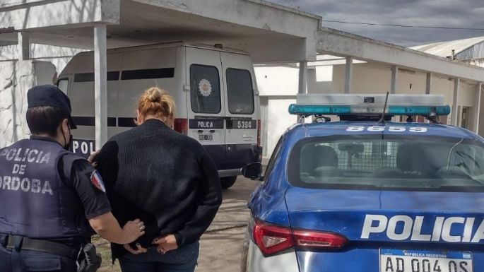 Una mujer rompió los vidrios de su lugar de trabajo con un rastrillo y terminó detenida