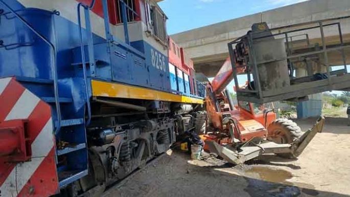 Un tren embistió una grúa en Córdoba
