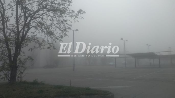 La ciudad amaneció cubierta de niebla