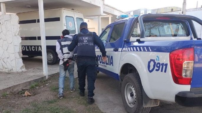 Quiso entrar a robar a un taller y se quedó atascado entre las rejas