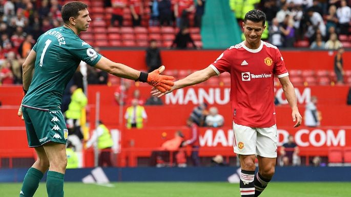 El "Dibu" Martínez fue figura en el triunfo del Aston Villa ante el Manchester United