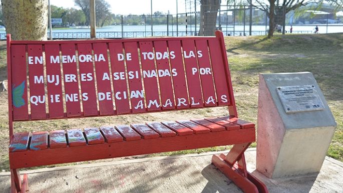 Reinauguraron el “Banco Rojo”, símbolo contra la violencia de género