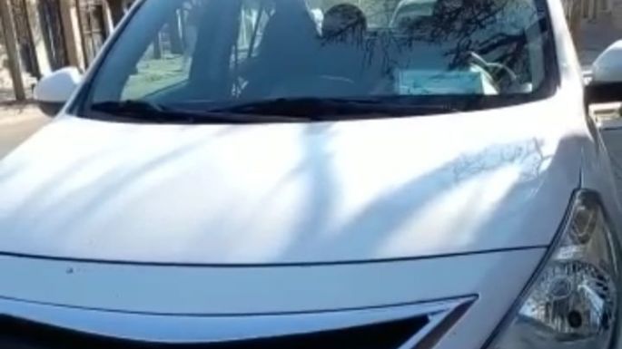 Un auto abandonado y en marcha estuvo estacionado un día en calle La Rioja al 700