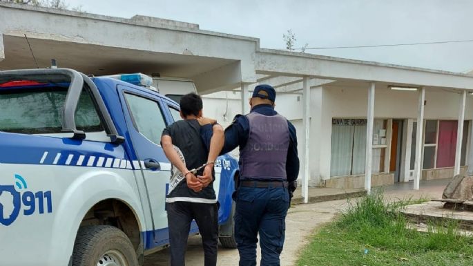 Encerró a dos mujeres en una habitación y las amenazó con un cuchillo