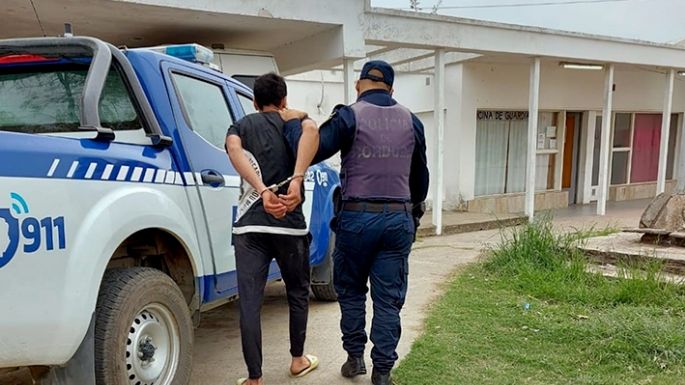 Encerró y amenazó con un cuchillo a su abuela y a su hermana
