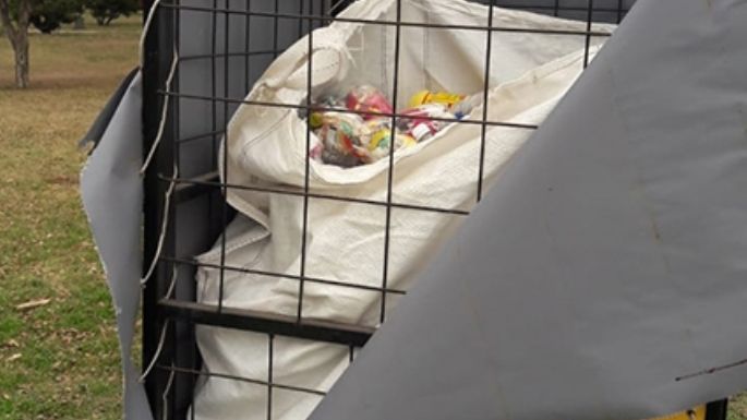 Se ensañaron con “Las botellas de amor” ubicadas en la plaza