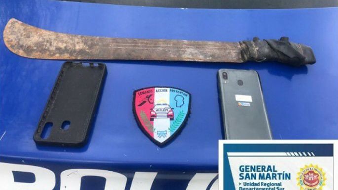 Lo amenazó con un machete y le robó el celular, pero fue detenido
