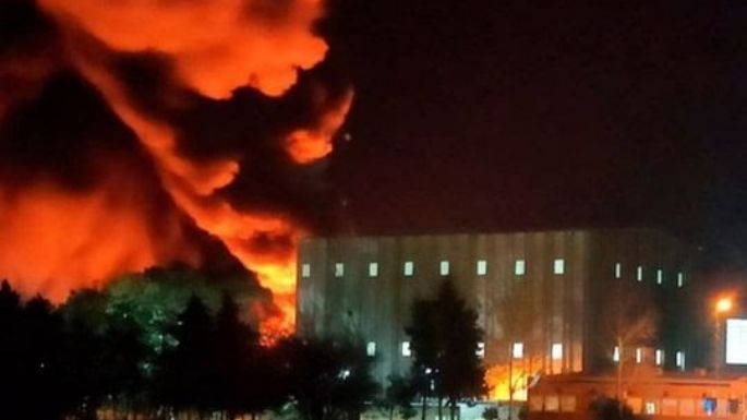 Explosión de la fábrica de pinturas Sinteplast: trabajaron varias dotaciones de bomberos durante horas