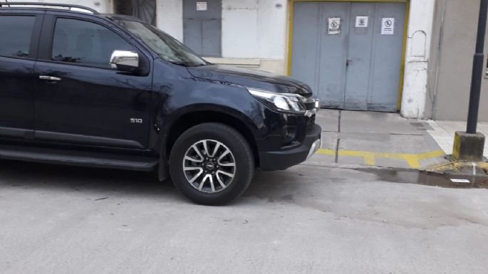 Una chata de Aduana estacionó en la salida de una cochera y nadie puede sacar su auto