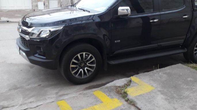 Una chata de Aduana estacionó en la salida de una cochera y nadie puede sacar su auto