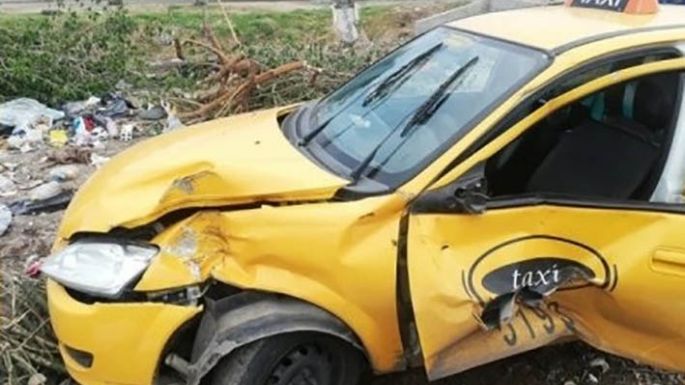 Un tren embistió un taxi