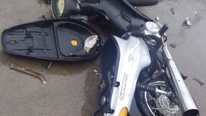 Un joven motociclista sufrió fracturas expuestas al chocar contra una camioneta