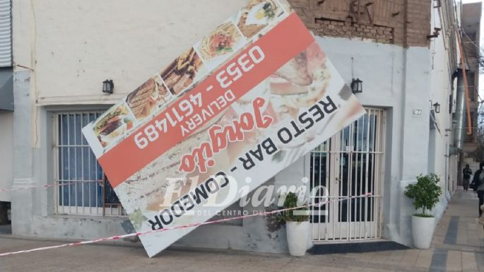 El intenso viento causó destrozos en la ciudad, pero no hubo que lamentar heridos