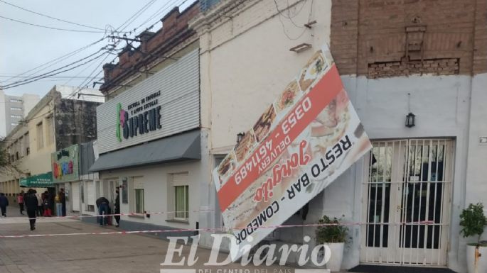 El intenso viento causó destrozos en la ciudad, pero no hubo que lamentar heridos