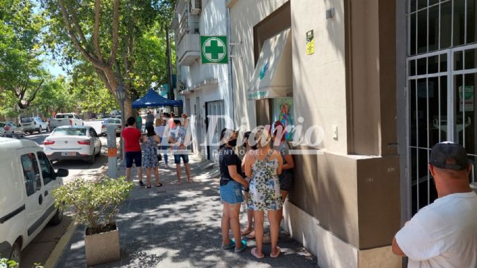 Más de media cuadra de cola en la Asistencia para vacunarse