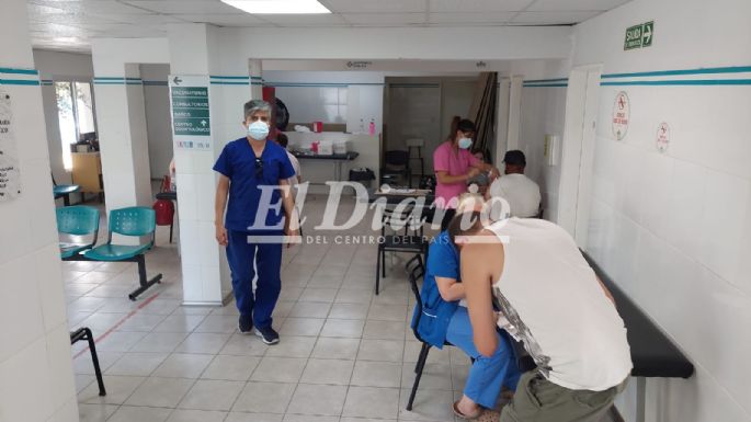 Más de media cuadra de cola en la Asistencia para vacunarse