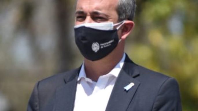 El intendente de Rosario contó que padece una "patología prostática"