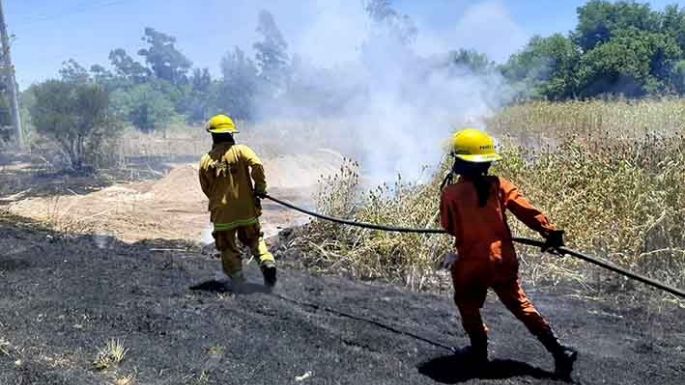 Bomberos controlaron dos incendios y están atentos al alerta amarillo