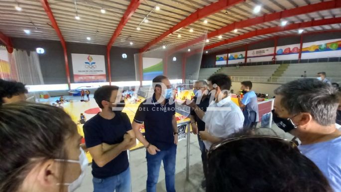 Gill recorre el Salón de los Deportes con funcionarios nacionales