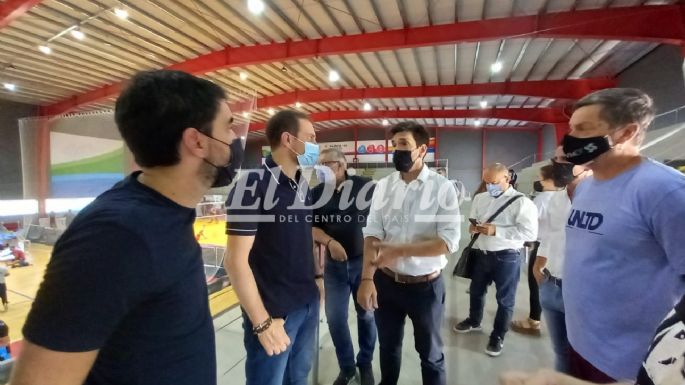 Gill recorre el Salón de los Deportes con funcionarios nacionales