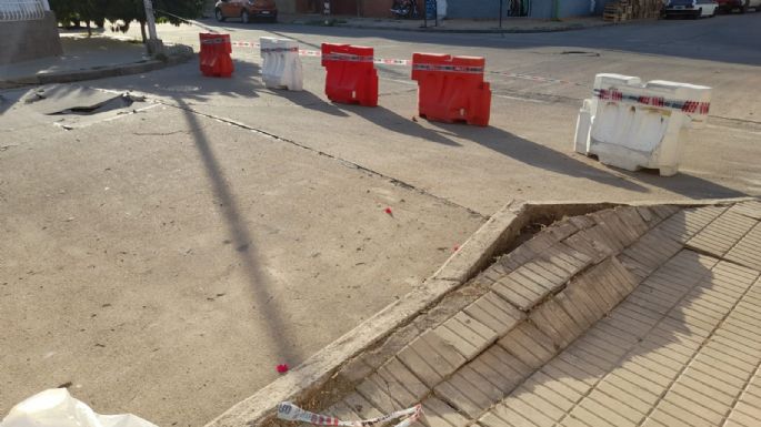 El agobiante calor hizo reventar el pavimento