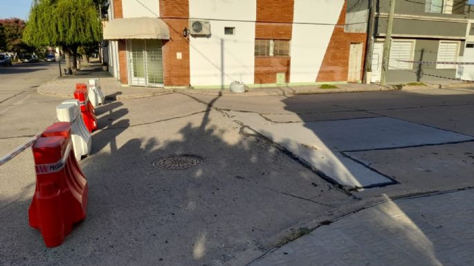 El agobiante calor hizo reventar el pavimento
