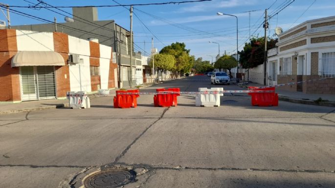 El agobiante calor hizo reventar el pavimento
