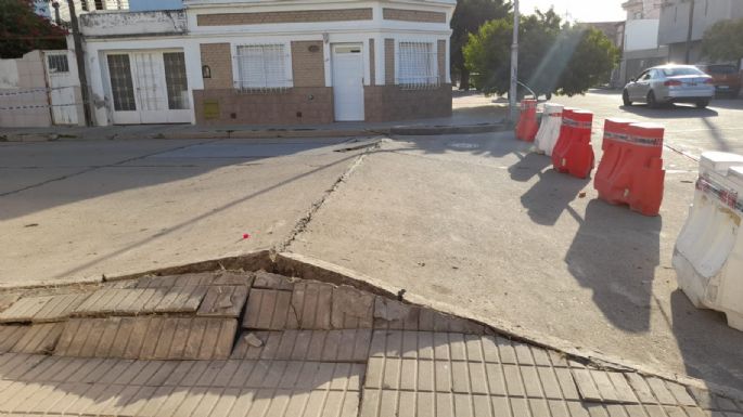 El agobiante calor hizo reventar el pavimento