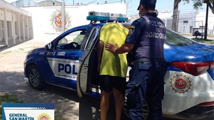 Empujó a su pareja por la escalera