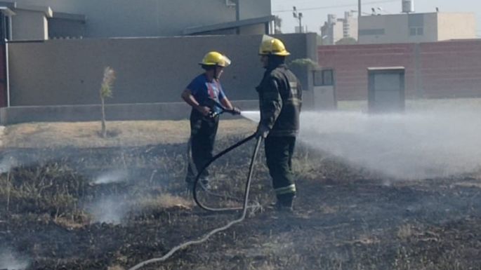 Los bomberos sofocaron el incendio de un transformador y de pastizales