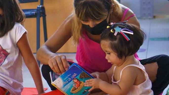 En 2022, más de 280 recién nacidos recibieron su carnet de lector de la Medioteca a través del Programa Mis Primeros Libros